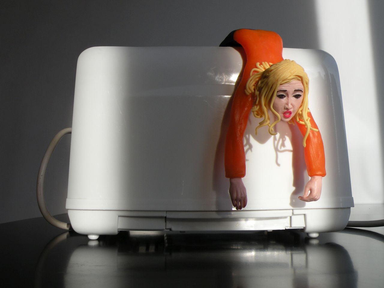 Es verspricht kein guter Tag zu werden. Lili im Toaster, 2013, Pressebild zu Exkurs #14 "Fem*flixt!. Astrid Langer und Judith Lava" des Karikaturmuseum Krems